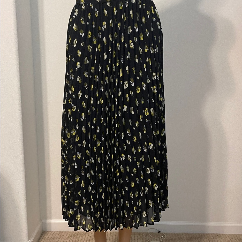 NWT Pleated Skirt Black w/Yellow Cream & Blue Flowers